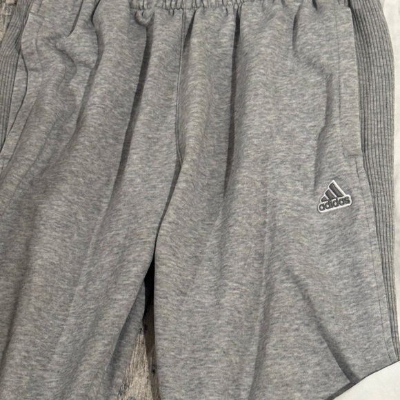 Men’s size large adidas lot 
4 t shirts and 2 sweatpants - Picture 6 of 9